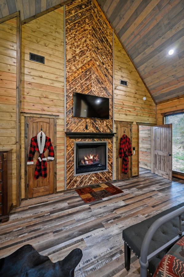 The Adirondack Honeymoon Hot Tub Soaking Tub Wood Burning Fireplace Stephens Gap Exterior photo